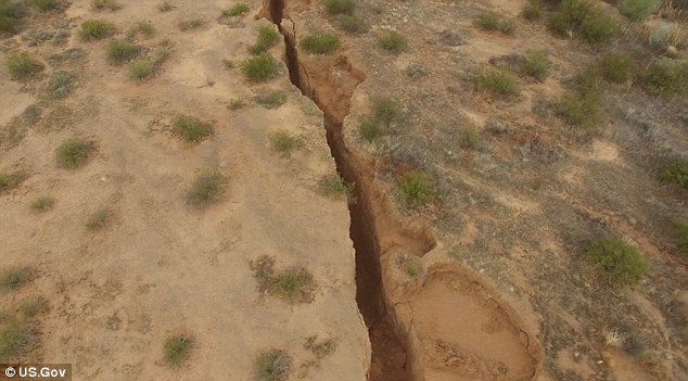 Arizona: crepa di tre chilometri avvistata nel deserto, il video