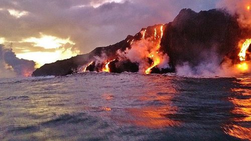 Eruzione nelle Hawaii: le immagini della lava che si getta nell’oceano