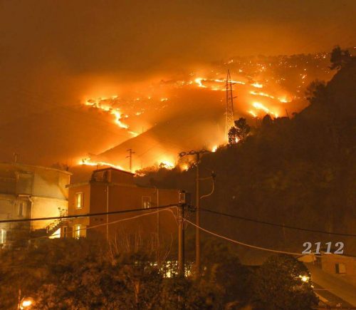 Genova: spaventoso incendio minaccia la città, famiglie sfollate
