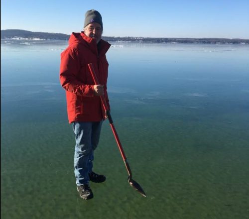 Uomo cammina sulle acque negli Usa: gli effetti del ghiaccio nero