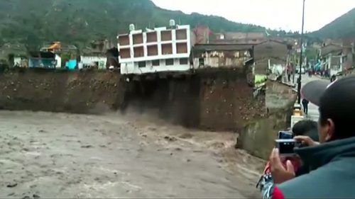 Perù: hotel crolla in un fiume, l’evento ripreso dalle telecamere
