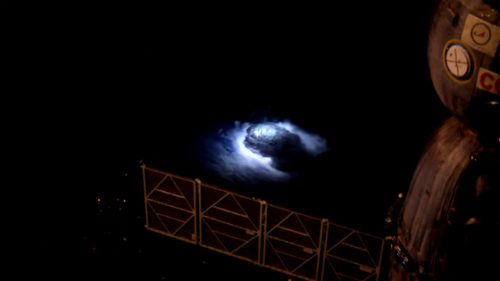 Blue jet: il misterioso fenomeno fotografato dall’ISS