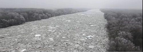 Ungheria: il fiume Tisza si ghiaccia, le spettacolari immagini riprese dal drone