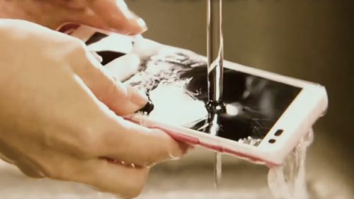 Smartphone lavabile, l’ultima invenzione dal Giappone