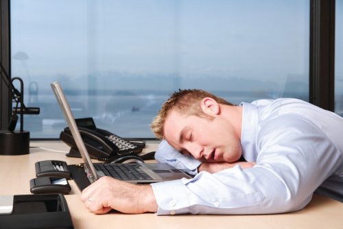 Sonnolenza pomeridiana: come sconfiggere il sonno delle 15:30