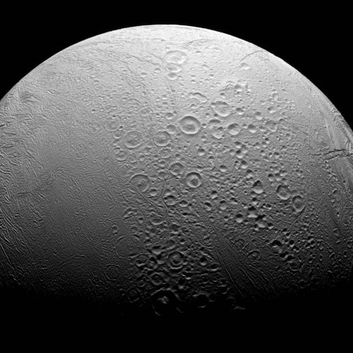 Encelado ha due facce: l’ultima foto di Cassini della luna di Saturno
