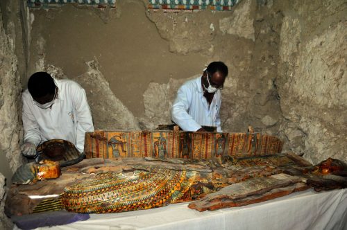 Antico Egitto: mummie e oltre mille reperti in una tomba