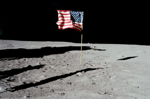 Luna: le bandiere Usa scolorite e disintegrate