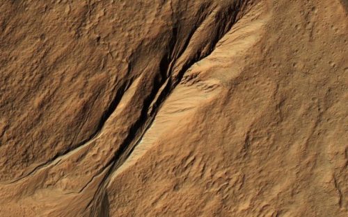 Marte, crateri e solchi ripresi dal Mars Reconnaissance Orbiter