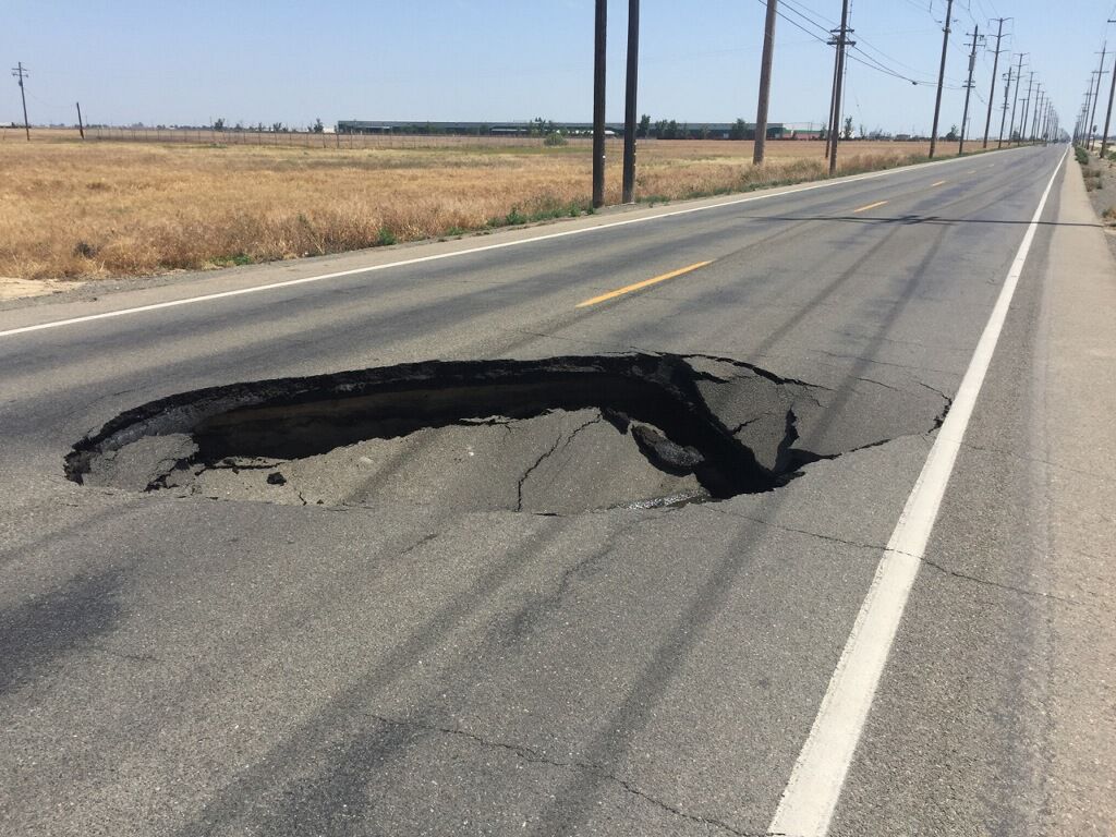 Sinkhole-in-California-1.jpg