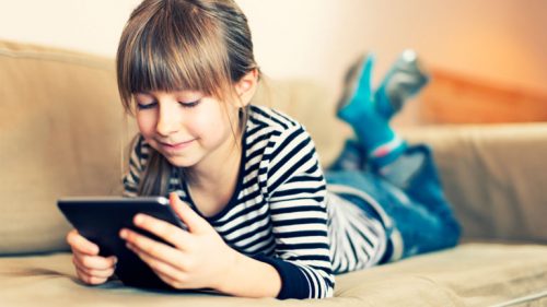 Smartphone e tablet danneggiano il linguaggio dei bambini
