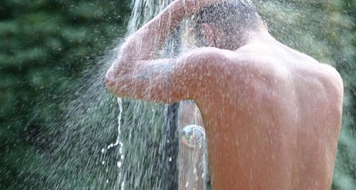 Cosa succede al corpo se non ci si lava per un anno? La risposta degli esperti