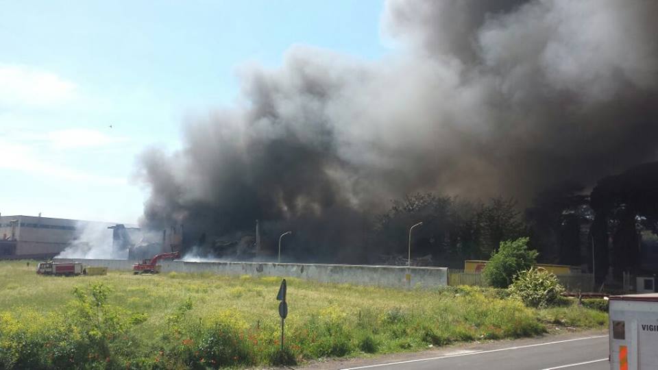 Incendio a Pomezia: brucia deposito di plastiche speciali, disastro ambientale in corso