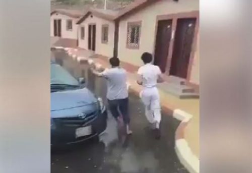 Sfiorati da un fulmine: due persone rischiano di essere colpite in Arabia Saudita