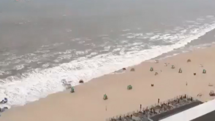 Olanda: onda anomala si abbatte sulla spiaggia, il video