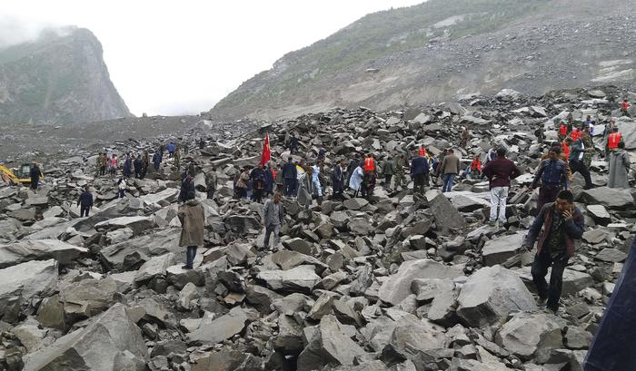 Cina: frana seppellisce 141 persone, situazione drammatica
