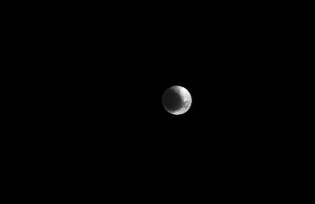 Giapeto, la misteriosa luna di Saturno nello scatto di Cassini