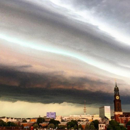 Shelf cloud spaventosa ad Amburgo ora, le foto in tempo reale