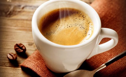 Tre tazzine di caffè al giorno allungano la vita: la ricerca inglese
