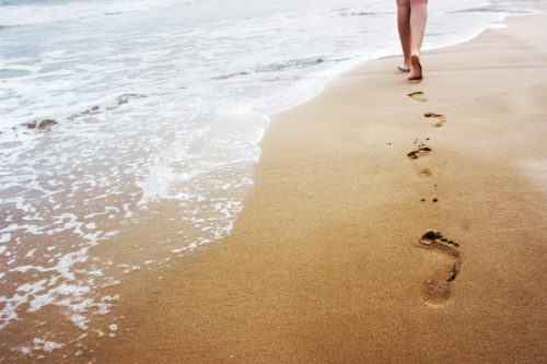 Camminare sulla sabbia: tutti i benefici per il corpo