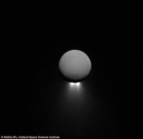 Encelado: i geyser ripresi in un incredibile scatto di Cassini