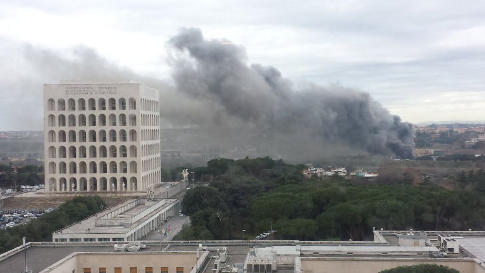 Incendi a Roma, nube tossica sull’Eur: bruciati pneumatici ed amianto