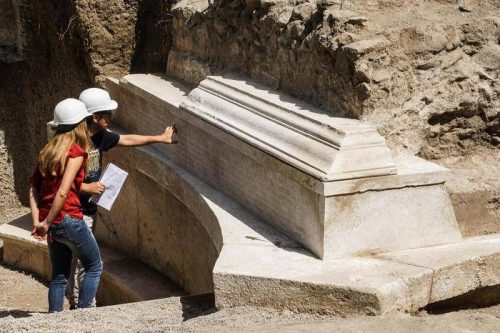 Pompei: portata alla luce la tomba di un impresario