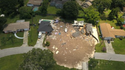 Florida: sinkhole inghiotte due case a Land O ‘Lakes