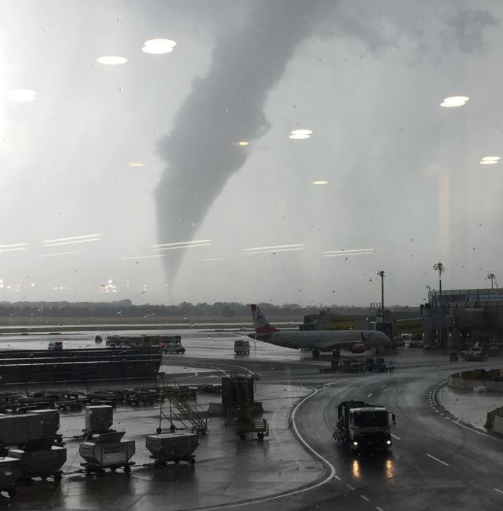 Tornado Vienna, enorme vortice avvistato poco fa