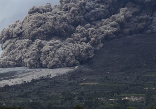 Eruzione del Sinabung: evacuate trentamila persone, il video