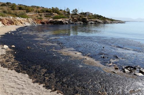 Disastro ambientale in Grecia: affonda petroliera, 2570 tonnellate di greggio sulle coste di Salamina