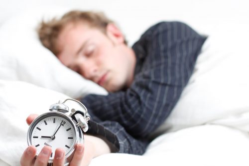 Dormire meno di otto ore è pericoloso: i rischi secondo una ricerca