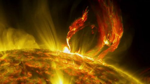 Spazio: altre due potenti eruzioni solari, tempesta magnetica in corso