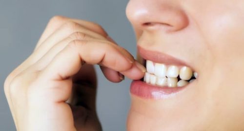 Mangiarsi le unghie: uno studio rivela l’origine del disturbo