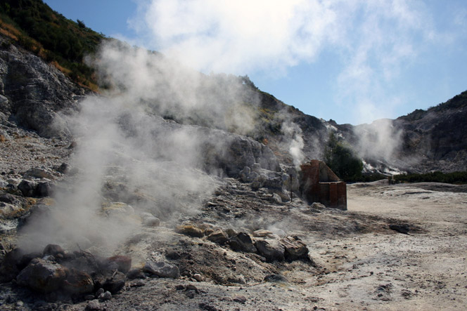 Grave incidente a Pozzuoli: famiglia muore in un cratere della Solfatara