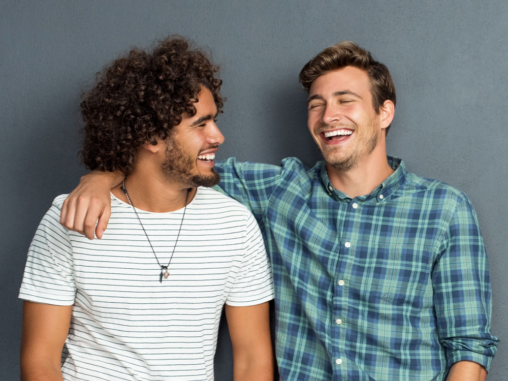 Bromance in aumento: gli uomini preferiscono confidarsi con gli amici
