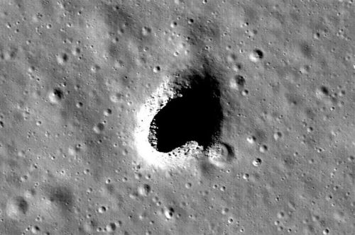 Spazio: scoperta profonda caverna sulla Luna