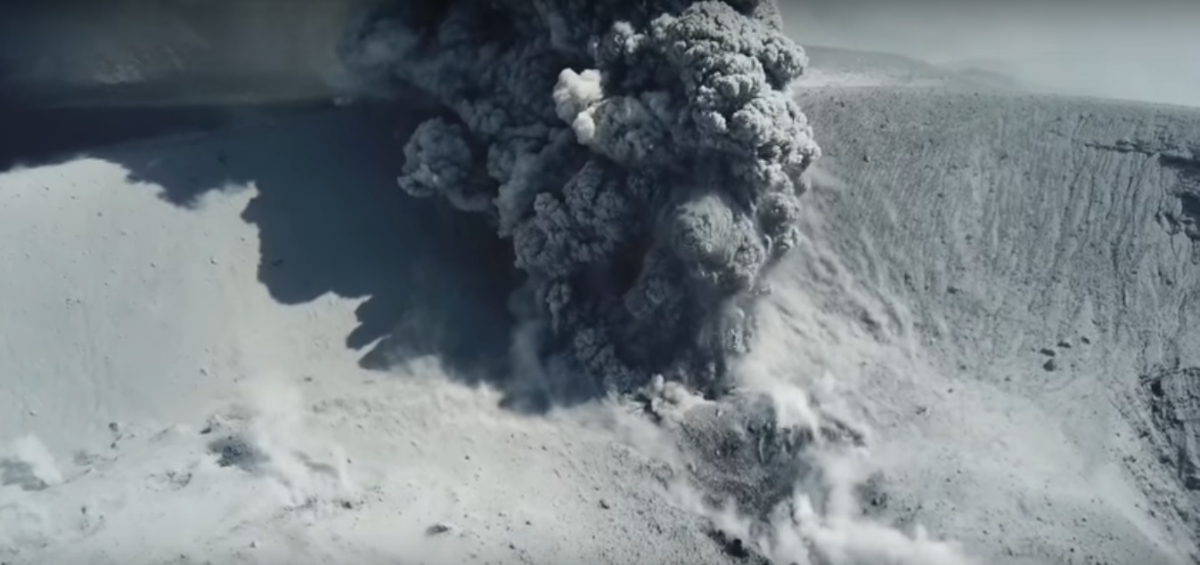 Drone riprende l’eruzione del vulcano Shinmoedake, video spettacolare