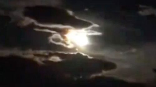 Cina: tre meteoriti illuminano il cielo, il video