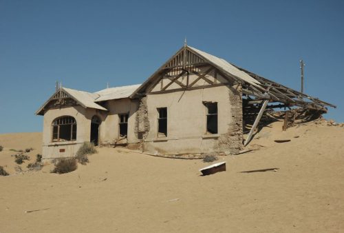 La città ‘fantasma’ di Kolmanskop, coperta dalla sabbia