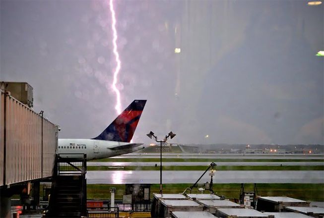 Aereo colpito da un fulmine durante il decollo, paura all’aeroporto di Mosca
