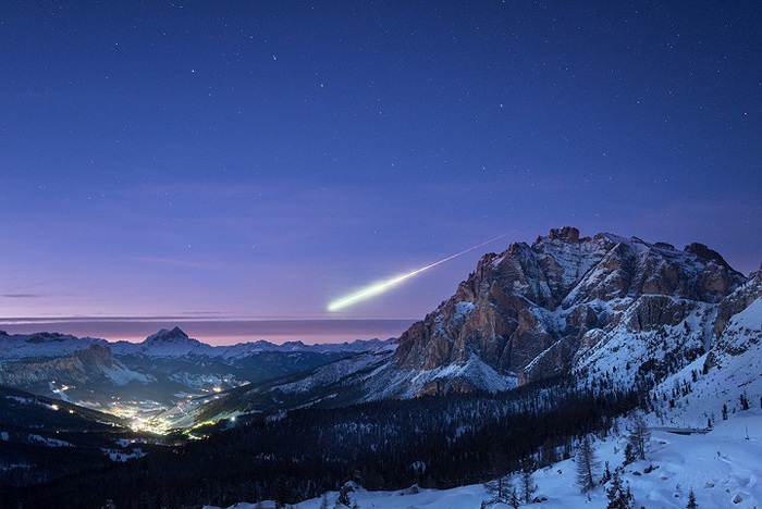Bolide luminoso attraversa l’Europa: la spettacolare immagine sulle Dolomiti
