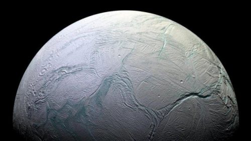 Encelado: scoperti i ‘mattoni della vita’ nelle profondità del satellite