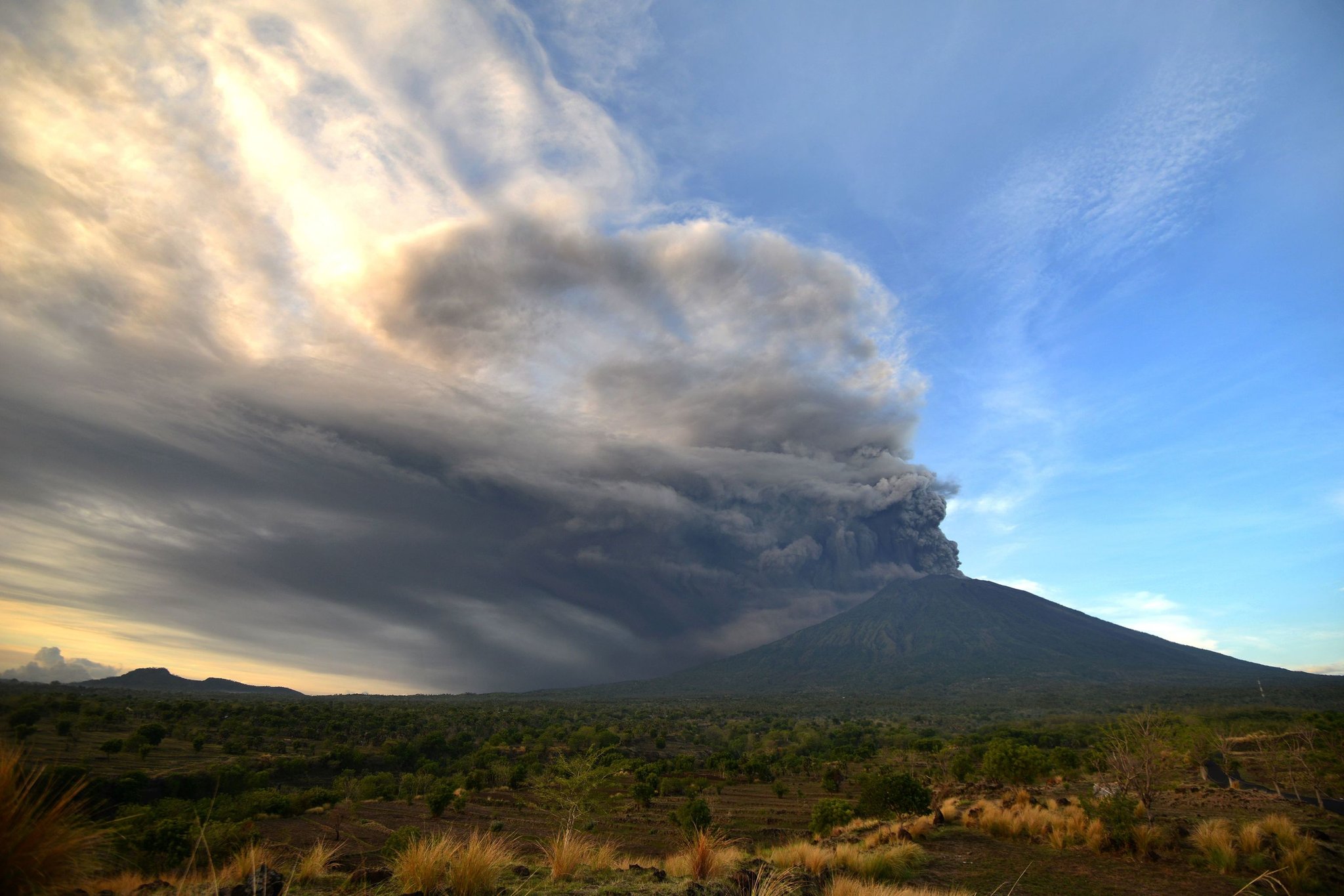 Il vulcano Agung terrorizza l’Indonesia: 100mila evacuati e aeroporto chiuso