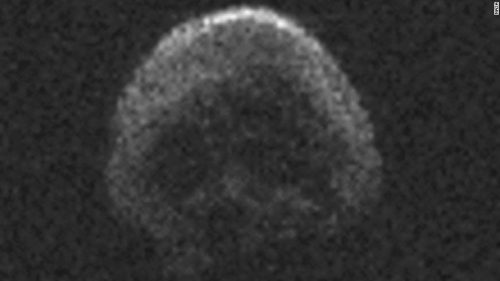 Spazio, l'asteroide a forma di teschio tornerà ad avvicinarsi alla Terra