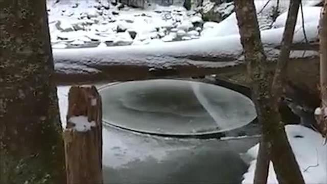 Il disco ghiaccio rotante, il video del fenomeno in un lago americano
