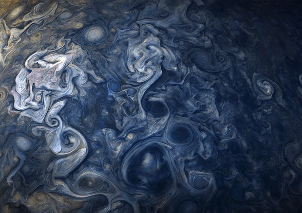 Le nubi blu di Giove nel nuovo spettacolare scatto di JUNO
