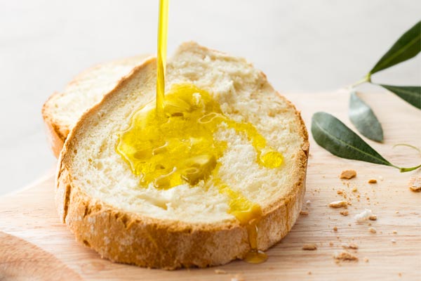 Pane e olio: gli effetti benefici della ”merenda perfetta”
