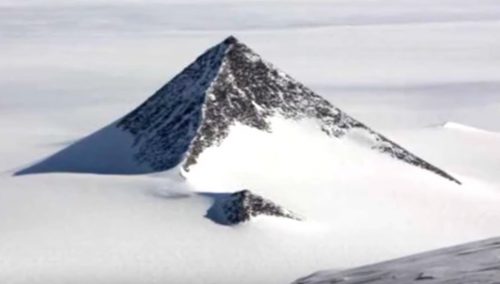 La ”piramide” antartica, la struttura che incuriosisce appassionati e studiosi