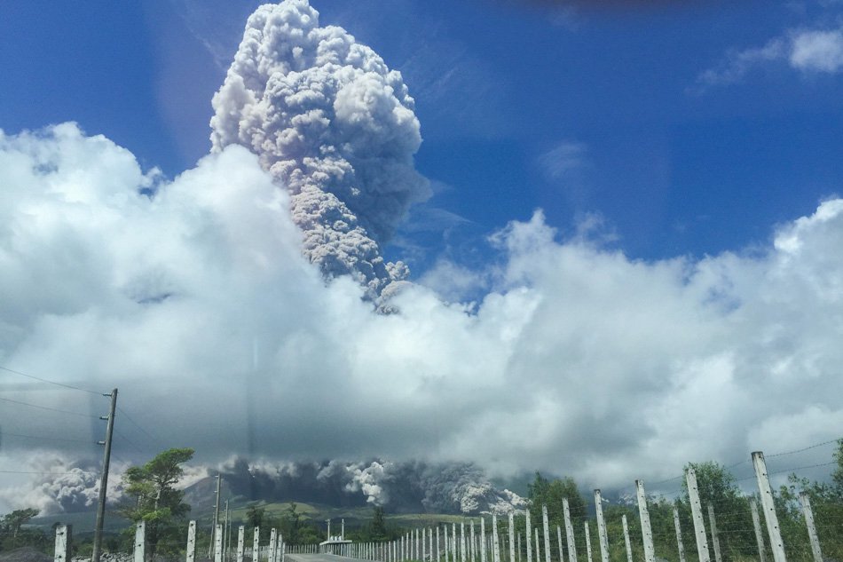 Eruzione Mayon: lava a tre chilometri dal vulcano